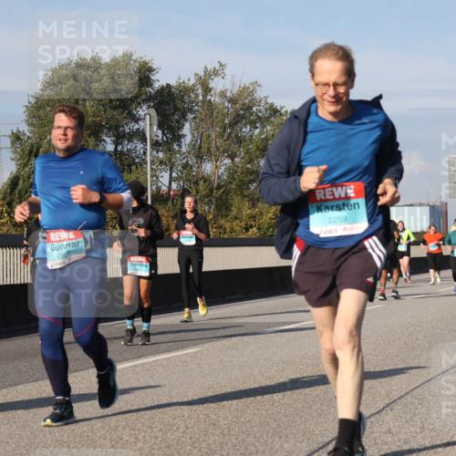 03.10.2025 - Köhlbrandbrückenlauf Luisa Fischer http://msf.ph/oto/9019369 03.10.2025 11:10:05 Position 3 2366, 2259 meine-sportfotos.de
