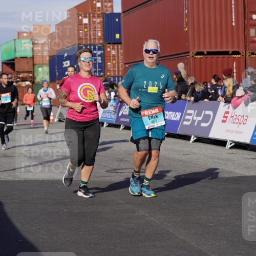 03.10.2025 - Köhlbrandbrückenlauf Michael Burmester http://msf.ph/oto/9019424 03.10.2025 10:20:06 Ziel 1576, 1737, 1746, 2018, 2055, 2854, 2855, 2916, 2918, 3407, 3417, 3697, 3840 meine-sportfotos.de