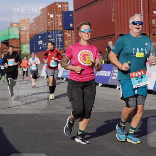 03.10.2025 - Köhlbrandbrückenlauf Michael Burmester http://msf.ph/oto/9019433 03.10.2025 10:20:07 Ziel 1576, 1737, 1746, 2018, 2055, 2854, 2855, 2916, 2918, 3407, 3417, 3697, 3840 meine-sportfotos.de