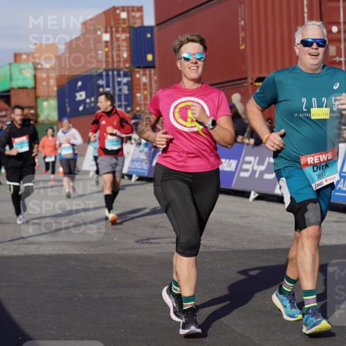 03.10.2025 - Köhlbrandbrückenlauf Michael Burmester http://msf.ph/oto/9019436 03.10.2025 10:20:07 Ziel 1576, 1737, 1746, 2018, 2055, 2854, 2855, 2916, 2918, 3407, 3417, 3697, 3840 meine-sportfotos.de