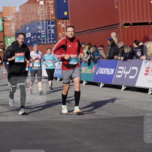 03.10.2025 - Köhlbrandbrückenlauf Michael Burmester http://msf.ph/oto/9019440 03.10.2025 10:20:08 Ziel 1576, 1737, 1746, 2018, 2055, 2854, 2855, 2916, 2918, 3382, 3417, 3697 meine-sportfotos.de