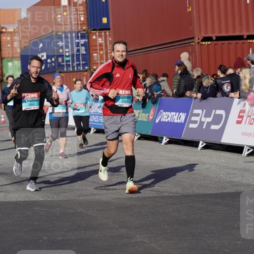 03.10.2025 - Köhlbrandbrückenlauf Michael Burmester http://msf.ph/oto/9019444 03.10.2025 10:20:08 Ziel 1576, 1737, 1746, 2018, 2055, 2854, 2855, 2916, 2918, 3382, 3417, 3697 meine-sportfotos.de
