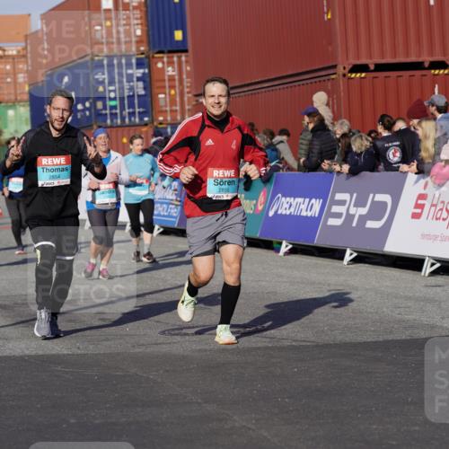 03.10.2025 - Köhlbrandbrückenlauf Michael Burmester http://msf.ph/oto/9019450 03.10.2025 10:20:08 Ziel 1576, 1737, 1746, 2018, 2055, 2854, 2855, 2916, 2918, 3382, 3417, 3697 meine-sportfotos.de