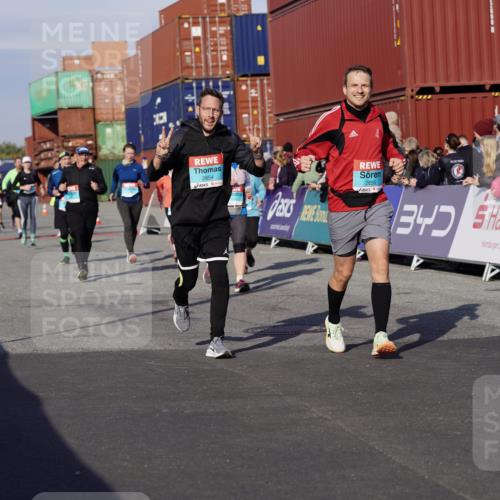 03.10.2025 - Köhlbrandbrückenlauf Michael Burmester http://msf.ph/oto/9019458 03.10.2025 10:20:09 Ziel 1576, 1698, 1737, 1746, 2018, 2055, 2854, 2855, 2916, 2918, 3382, 3417, 3697 meine-sportfotos.de