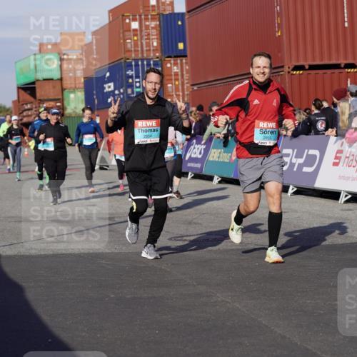 03.10.2025 - Köhlbrandbrückenlauf Michael Burmester http://msf.ph/oto/9019462 03.10.2025 10:20:09 Ziel 1576, 1698, 1737, 1746, 2018, 2055, 2854, 2855, 2916, 2918, 3382, 3417, 3697 meine-sportfotos.de