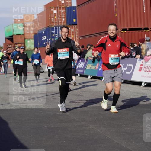 03.10.2025 - Köhlbrandbrückenlauf Michael Burmester http://msf.ph/oto/9019467 03.10.2025 10:20:09 Ziel 1576, 1698, 1737, 1746, 2018, 2055, 2854, 2855, 2916, 2918, 3382, 3417, 3697 meine-sportfotos.de