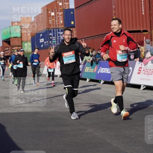 03.10.2025 - Köhlbrandbrückenlauf Michael Burmester http://msf.ph/oto/9019479 03.10.2025 10:20:09 Ziel 1576, 1698, 1737, 1746, 2018, 2055, 2854, 2855, 2916, 2918, 3382, 3417, 3697 meine-sportfotos.de