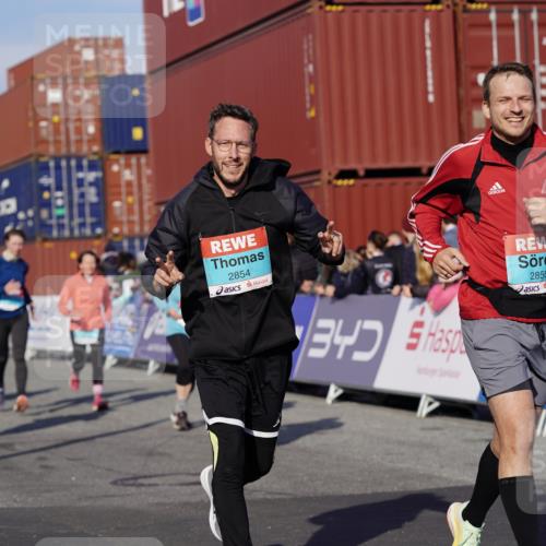 03.10.2025 - Köhlbrandbrückenlauf Michael Burmester http://msf.ph/oto/9019484 03.10.2025 10:20:10 Ziel 1576, 1698, 1737, 1746, 2018, 2055, 2854, 2855, 2916, 2917, 2918, 2919, 3382, 3417, 3697 meine-sportfotos.de