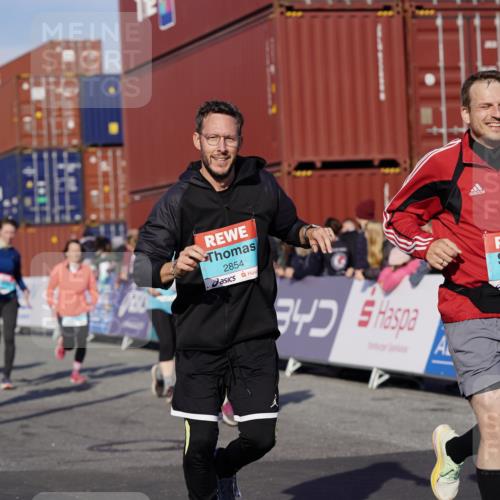 03.10.2025 - Köhlbrandbrückenlauf Michael Burmester http://msf.ph/oto/9019492 03.10.2025 10:20:10 Ziel 1576, 1698, 1737, 1746, 2018, 2055, 2854, 2855, 2916, 2917, 2918, 2919, 3382, 3417, 3697 meine-sportfotos.de