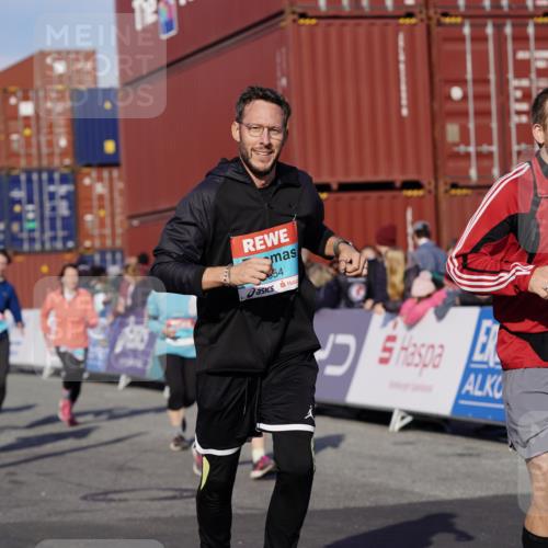 03.10.2025 - Köhlbrandbrückenlauf Michael Burmester http://msf.ph/oto/9019499 03.10.2025 10:20:10 Ziel 1576, 1698, 1737, 1746, 2018, 2055, 2854, 2855, 2916, 2917, 2918, 2919, 3382, 3417, 3697 meine-sportfotos.de