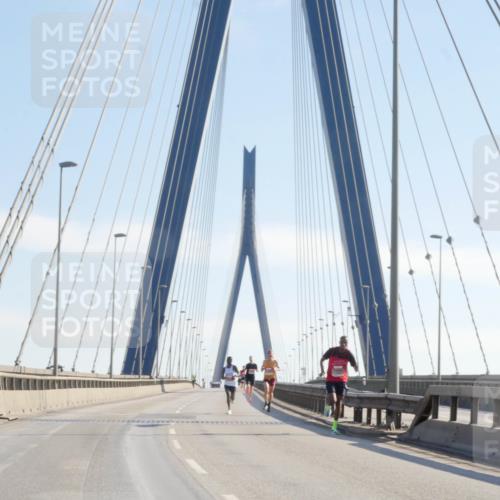03.10.2025 - Köhlbrandbrückenlauf Matties Gatica Varas http://msf.ph/oto/9019509 03.10.2025 12:18:45 Position 1  meine-sportfotos.de