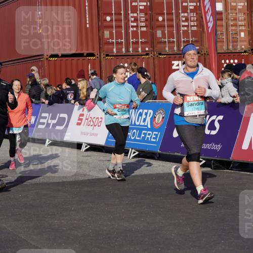 03.10.2025 - Köhlbrandbrückenlauf Michael Burmester http://msf.ph/oto/9019522 03.10.2025 10:20:12 Ziel 1576, 1615, 1692, 1698, 1737, 1746, 2018, 2854, 2855, 2916, 2917, 2918, 2919, 3382, 3430 meine-sportfotos.de