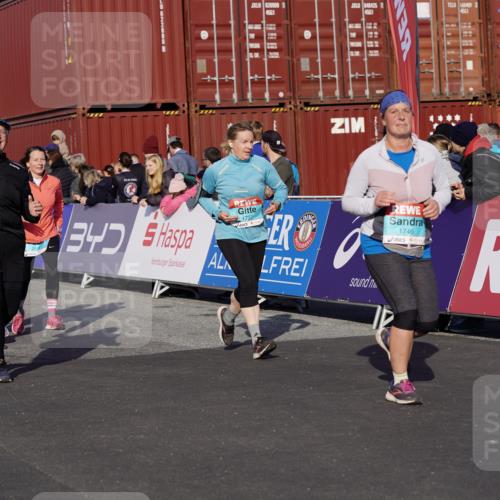 03.10.2025 - Köhlbrandbrückenlauf Michael Burmester http://msf.ph/oto/9019527 03.10.2025 10:20:12 Ziel 1576, 1615, 1692, 1698, 1737, 1746, 2018, 2854, 2855, 2916, 2917, 2918, 2919, 3382, 3430 meine-sportfotos.de