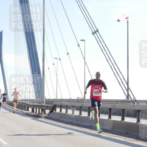03.10.2025 - Köhlbrandbrückenlauf Matties Gatica Varas http://msf.ph/oto/9019528 03.10.2025 12:18:48 Position 1  meine-sportfotos.de