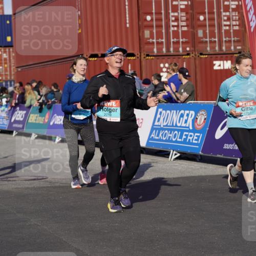 03.10.2025 - Köhlbrandbrückenlauf Michael Burmester http://msf.ph/oto/9019537 03.10.2025 10:20:13 Ziel 1576, 1615, 1692, 1698, 1737, 1746, 2018, 2854, 2855, 2916, 2917, 2918, 2919, 3382, 3430, 3635 meine-sportfotos.de