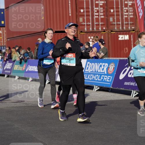 03.10.2025 - Köhlbrandbrückenlauf Michael Burmester http://msf.ph/oto/9019542 03.10.2025 10:20:13 Ziel 1576, 1615, 1692, 1698, 1737, 1746, 2018, 2854, 2855, 2916, 2917, 2918, 2919, 3382, 3430, 3635 meine-sportfotos.de