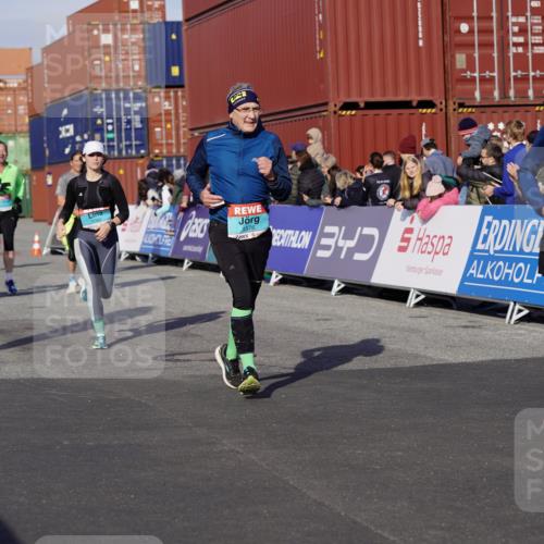 03.10.2025 - Köhlbrandbrückenlauf Michael Burmester http://msf.ph/oto/9019553 03.10.2025 10:20:14 Ziel 1576, 1615, 1692, 1698, 1737, 1746, 2018, 2916, 2917, 2918, 2919, 3382, 3430, 3635 meine-sportfotos.de