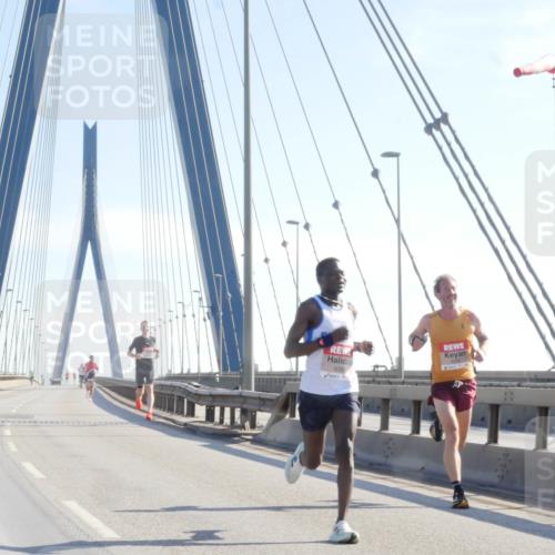 03.10.2025 - Köhlbrandbrückenlauf Matties Gatica Varas http://msf.ph/oto/9019558 03.10.2025 12:18:52 Position 1 6359 meine-sportfotos.de