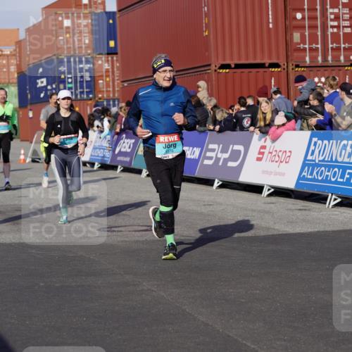 03.10.2025 - Köhlbrandbrückenlauf Michael Burmester http://msf.ph/oto/9019560 03.10.2025 10:20:14 Ziel 1576, 1615, 1692, 1698, 1737, 1746, 2018, 2916, 2917, 2918, 2919, 3382, 3430, 3635 meine-sportfotos.de