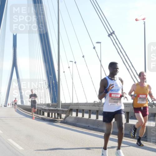 03.10.2025 - Köhlbrandbrückenlauf Matties Gatica Varas http://msf.ph/oto/9019562 03.10.2025 12:18:53 Position 1  meine-sportfotos.de