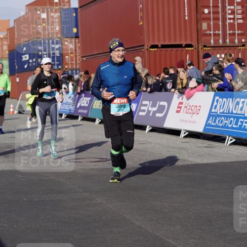 03.10.2025 - Köhlbrandbrückenlauf Michael Burmester http://msf.ph/oto/9019565 03.10.2025 10:20:14 Ziel 1576, 1615, 1692, 1698, 1737, 1746, 2018, 2916, 2917, 2918, 2919, 3382, 3430, 3635 meine-sportfotos.de
