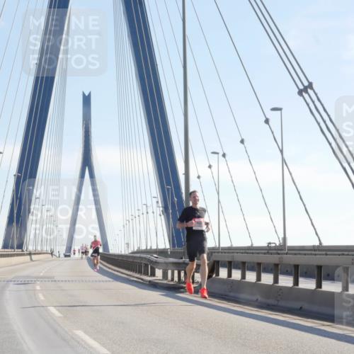 03.10.2025 - Köhlbrandbrückenlauf Matties Gatica Varas http://msf.ph/oto/9019577 03.10.2025 12:18:55 Position 1  meine-sportfotos.de