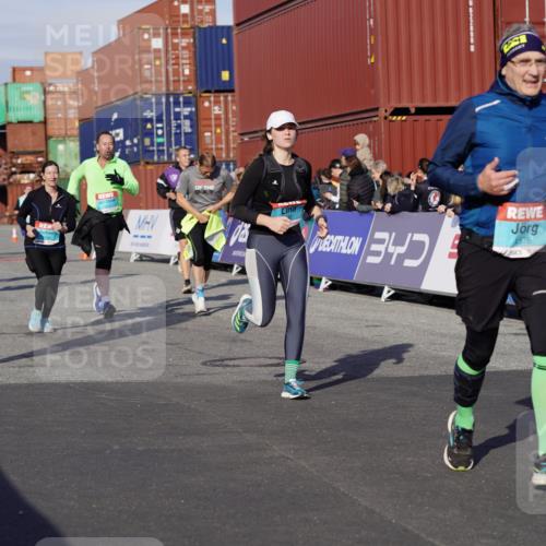 03.10.2025 - Köhlbrandbrückenlauf Michael Burmester http://msf.ph/oto/9019578 03.10.2025 10:20:15 Ziel 1576, 1615, 1692, 1698, 1737, 1746, 1911, 2018, 2916, 2917, 2918, 2919, 3382, 3430, 3635 meine-sportfotos.de