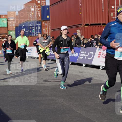 03.10.2025 - Köhlbrandbrückenlauf Michael Burmester http://msf.ph/oto/9019585 03.10.2025 10:20:15 Ziel 1576, 1615, 1692, 1698, 1737, 1746, 1911, 2018, 2916, 2917, 2918, 2919, 3382, 3430, 3635 meine-sportfotos.de