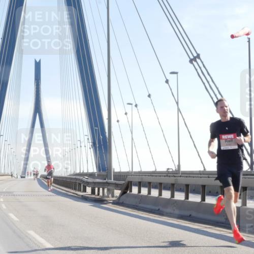 03.10.2025 - Köhlbrandbrückenlauf Matties Gatica Varas http://msf.ph/oto/9019591 03.10.2025 12:18:57 Position 1  meine-sportfotos.de