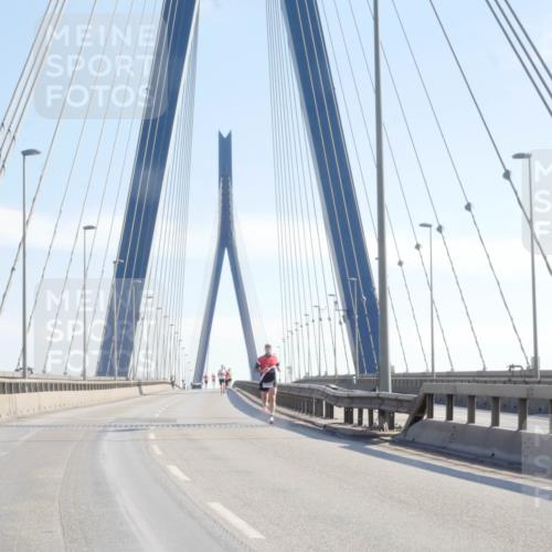 03.10.2025 - Köhlbrandbrückenlauf Matties Gatica Varas http://msf.ph/oto/9019599 03.10.2025 12:18:59 Position 1  meine-sportfotos.de