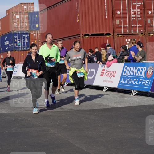 03.10.2025 - Köhlbrandbrückenlauf Michael Burmester http://msf.ph/oto/9019610 03.10.2025 10:20:16 Ziel 1538, 1576, 1615, 1650, 1651, 1692, 1698, 1737, 1911, 2018, 2916, 2917, 2918, 2919, 3382, 3430, 3635 meine-sportfotos.de