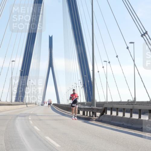 03.10.2025 - Köhlbrandbrückenlauf Matties Gatica Varas http://msf.ph/oto/9019618 03.10.2025 12:19:01 Position 1  meine-sportfotos.de