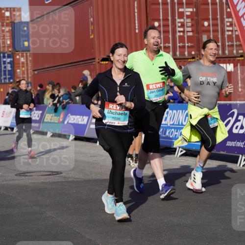 03.10.2025 - Köhlbrandbrückenlauf Michael Burmester http://msf.ph/oto/9019633 03.10.2025 10:20:18 Ziel 1538, 1615, 1650, 1651, 1692, 1698, 1804, 1911, 1912, 2424, 2916, 2917, 2918, 2919, 3382, 3430, 3635 meine-sportfotos.de