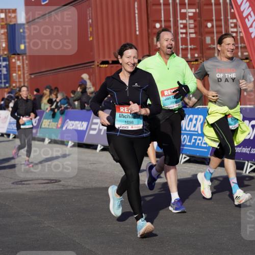03.10.2025 - Köhlbrandbrückenlauf Michael Burmester http://msf.ph/oto/9019639 03.10.2025 10:20:18 Ziel 1538, 1615, 1650, 1651, 1692, 1698, 1804, 1911, 1912, 2424, 2916, 2917, 2918, 2919, 3382, 3430, 3635 meine-sportfotos.de