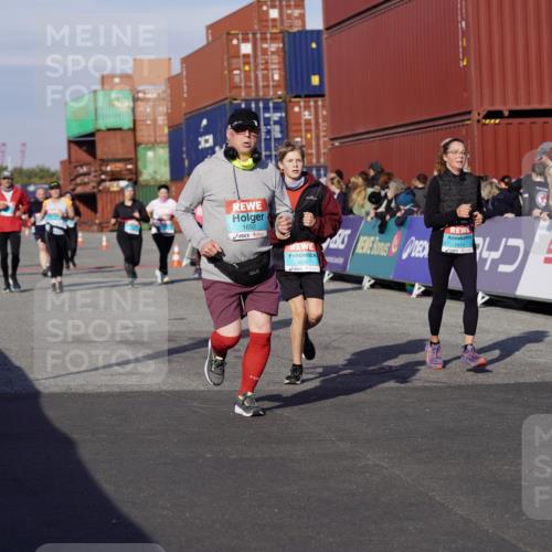 03.10.2025 - Köhlbrandbrückenlauf Michael Burmester http://msf.ph/oto/9019644 03.10.2025 10:20:19 Ziel 1538, 1615, 1650, 1651, 1692, 1698, 1804, 1911, 1912, 2424, 2460, 2917, 2919, 3382, 3430, 3635 meine-sportfotos.de