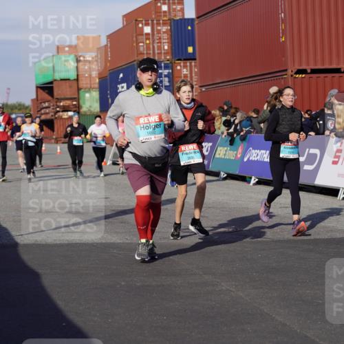 03.10.2025 - Köhlbrandbrückenlauf Michael Burmester http://msf.ph/oto/9019650 03.10.2025 10:20:19 Ziel 1538, 1615, 1650, 1651, 1692, 1698, 1804, 1911, 1912, 2424, 2460, 2917, 2919, 3382, 3430, 3635 meine-sportfotos.de