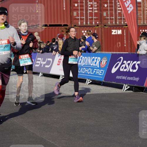 03.10.2025 - Köhlbrandbrückenlauf Michael Burmester http://msf.ph/oto/9019655 03.10.2025 10:20:20 Ziel 1051, 1538, 1615, 1650, 1651, 1692, 1698, 1804, 1911, 1912, 2424, 2460, 2917, 2919, 3382, 3430, 3635 meine-sportfotos.de
