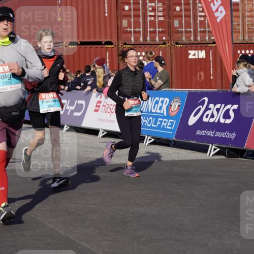 03.10.2025 - Köhlbrandbrückenlauf Michael Burmester http://msf.ph/oto/9019662 03.10.2025 10:20:20 Ziel 1051, 1538, 1615, 1650, 1651, 1692, 1698, 1804, 1911, 1912, 2424, 2460, 2917, 2919, 3382, 3430, 3635 meine-sportfotos.de
