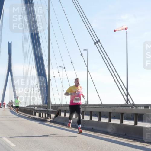 03.10.2025 - Köhlbrandbrückenlauf Matties Gatica Varas http://msf.ph/oto/9019664 03.10.2025 12:19:22 Position 1  meine-sportfotos.de