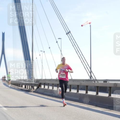 03.10.2025 - Köhlbrandbrückenlauf Matties Gatica Varas http://msf.ph/oto/9019667 03.10.2025 12:19:23 Position 1  meine-sportfotos.de