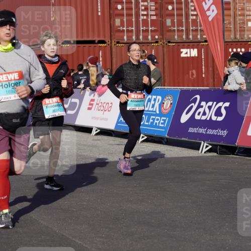 03.10.2025 - Köhlbrandbrückenlauf Michael Burmester http://msf.ph/oto/9019669 03.10.2025 10:20:20 Ziel 1051, 1538, 1615, 1650, 1651, 1692, 1698, 1804, 1911, 1912, 2424, 2460, 2917, 2919, 3382, 3430, 3635 meine-sportfotos.de