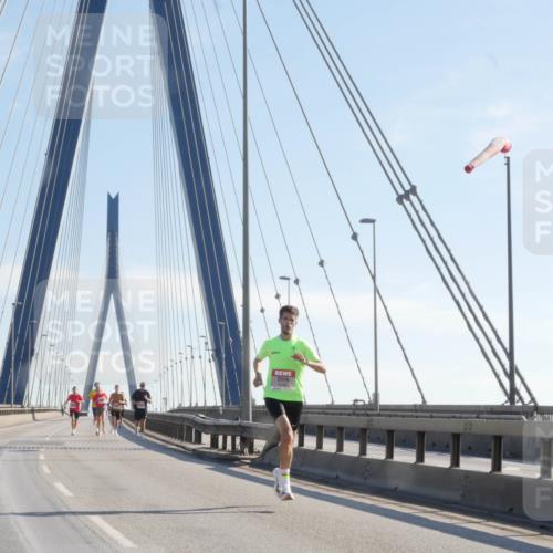 03.10.2025 - Köhlbrandbrückenlauf Matties Gatica Varas http://msf.ph/oto/9019678 03.10.2025 12:19:29 Position 1  meine-sportfotos.de
