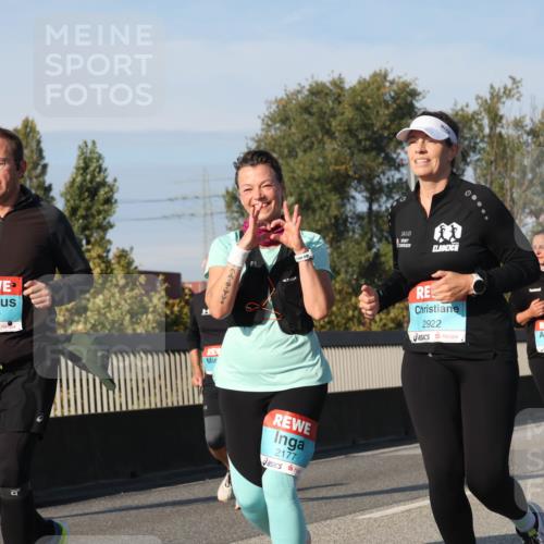 03.10.2025 - Köhlbrandbrückenlauf Luisa Fischer http://msf.ph/oto/9019681 03.10.2025 11:10:44 Position 3 1824, 1942, 2177, 2922 meine-sportfotos.de