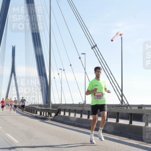 03.10.2025 - Köhlbrandbrückenlauf Matties Gatica Varas http://msf.ph/oto/9019684 03.10.2025 12:19:30 Position 1  meine-sportfotos.de