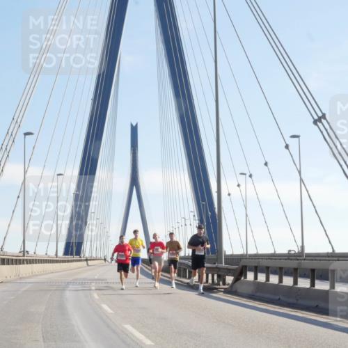 03.10.2025 - Köhlbrandbrückenlauf Matties Gatica Varas http://msf.ph/oto/9019691 03.10.2025 12:19:34 Position 1  meine-sportfotos.de