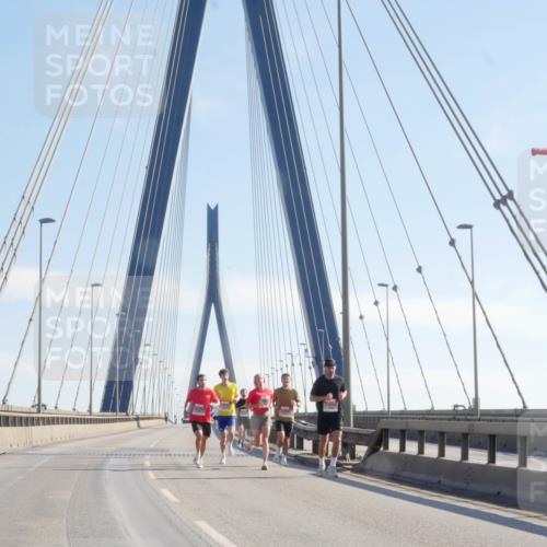 03.10.2025 - Köhlbrandbrückenlauf Matties Gatica Varas http://msf.ph/oto/9019694 03.10.2025 12:19:34 Position 1  meine-sportfotos.de