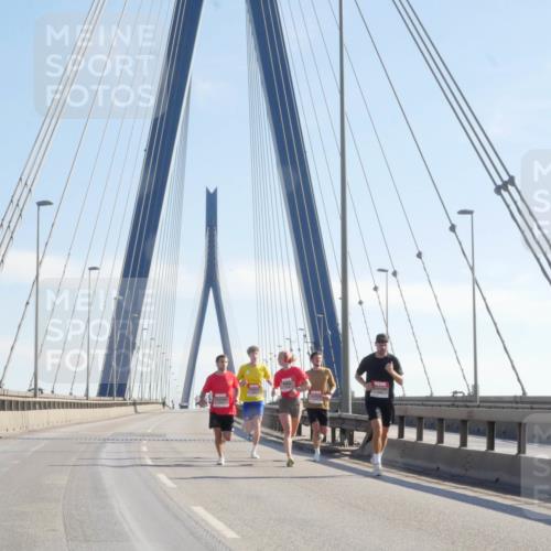 03.10.2025 - Köhlbrandbrückenlauf Matties Gatica Varas http://msf.ph/oto/9019700 03.10.2025 12:19:35 Position 1  meine-sportfotos.de