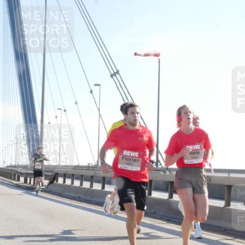 03.10.2025 - Köhlbrandbrückenlauf Matties Gatica Varas http://msf.ph/oto/9019725 03.10.2025 12:19:39 Position 1 5687, 5688 meine-sportfotos.de