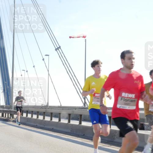 03.10.2025 - Köhlbrandbrückenlauf Matties Gatica Varas http://msf.ph/oto/9019730 03.10.2025 12:19:39 Position 1 625, 5927, 4072 meine-sportfotos.de