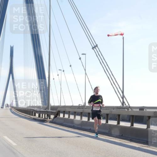 03.10.2025 - Köhlbrandbrückenlauf Matties Gatica Varas http://msf.ph/oto/9019740 03.10.2025 12:19:41 Position 1  meine-sportfotos.de